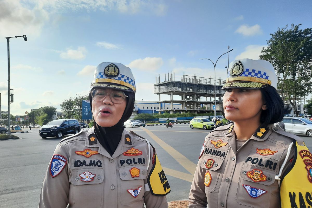 Polda Kepri ajak warga tertib berlalu lintas dengan membagikan cokelat