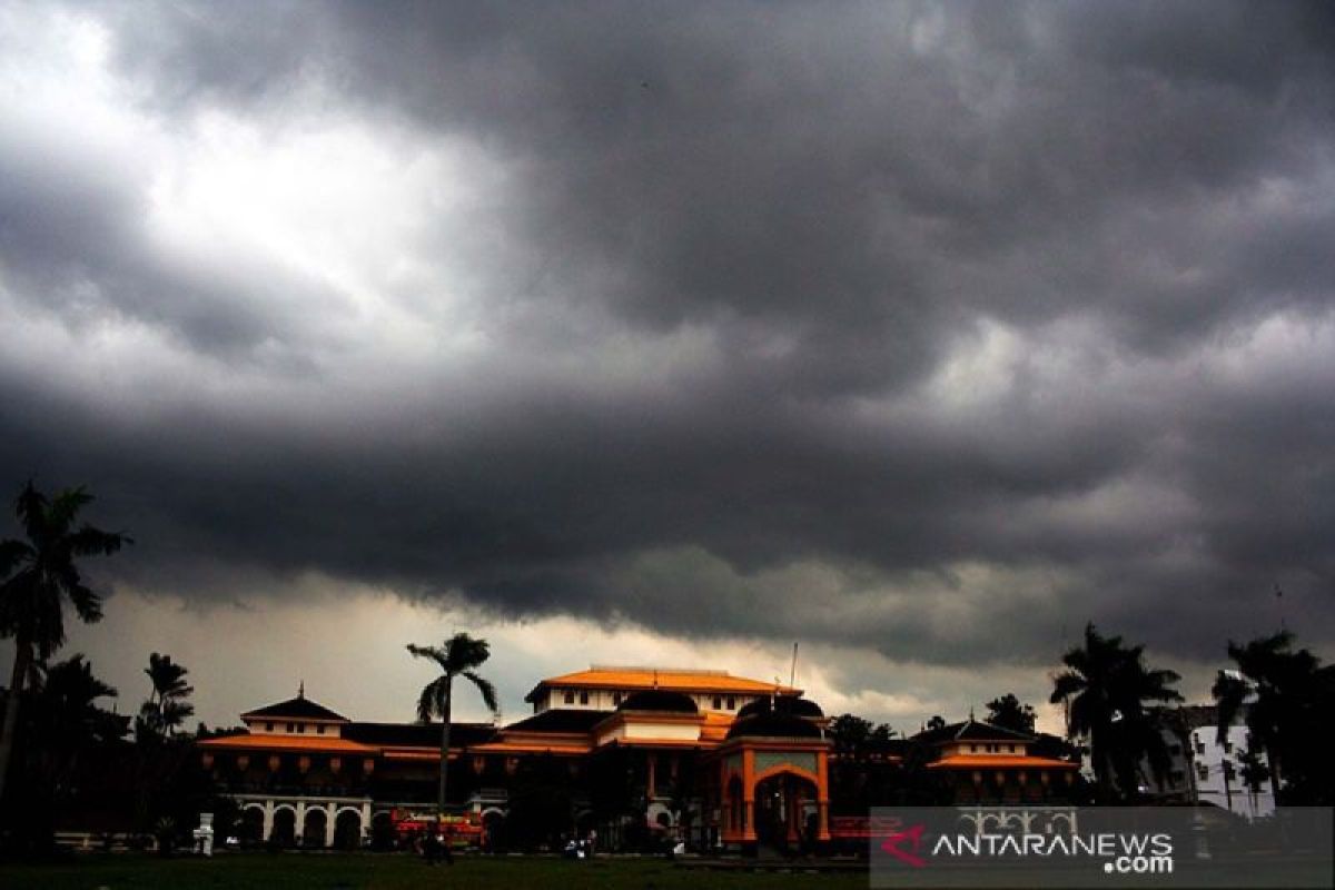 Hari ini, Riau diprediksi hujan angin dan petir oleh BMKG