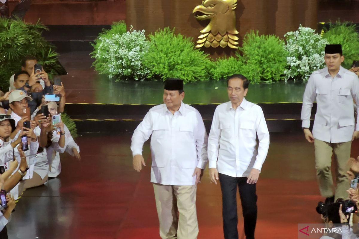 Jokowi praises Prabowo government's impressive approval ratings