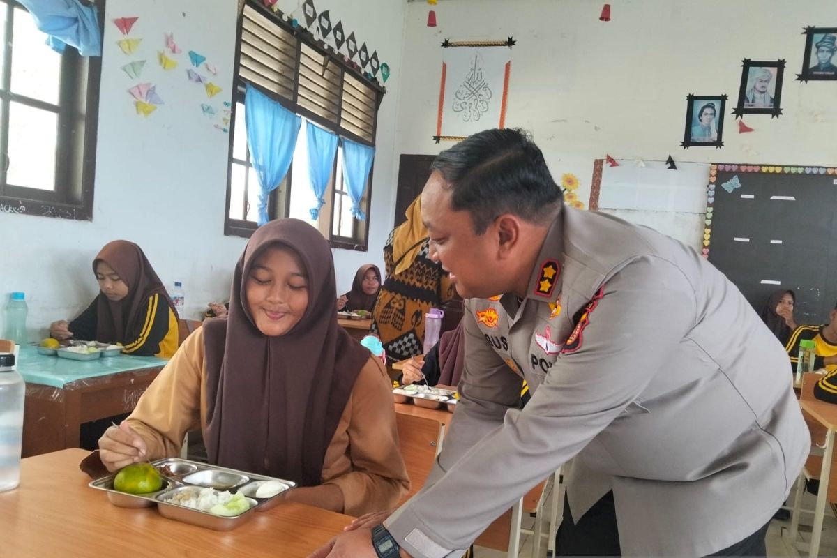 Polres Abdya beri makan bergizi gratis bagi 234 siswa SMP Setia