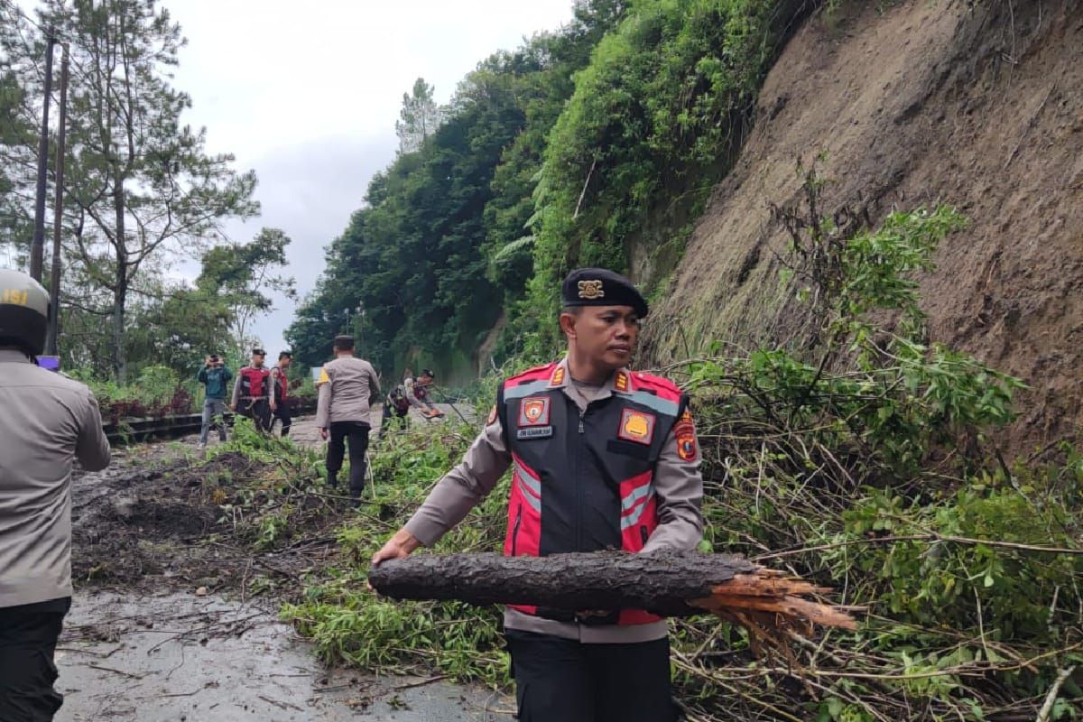 Polda Sumut: Jalan penghubung desa di Karo kembali normal pascalongsor