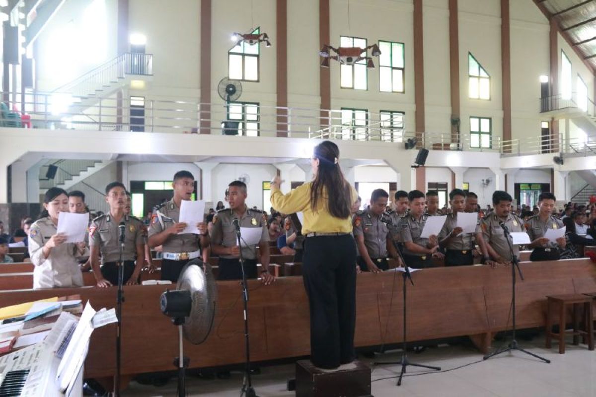 Personel Katolik Polda Kaltara Ambil Bagian Dalam Ibadah Rutin di Gereja Katedral Santa Maria Tanjung Selor