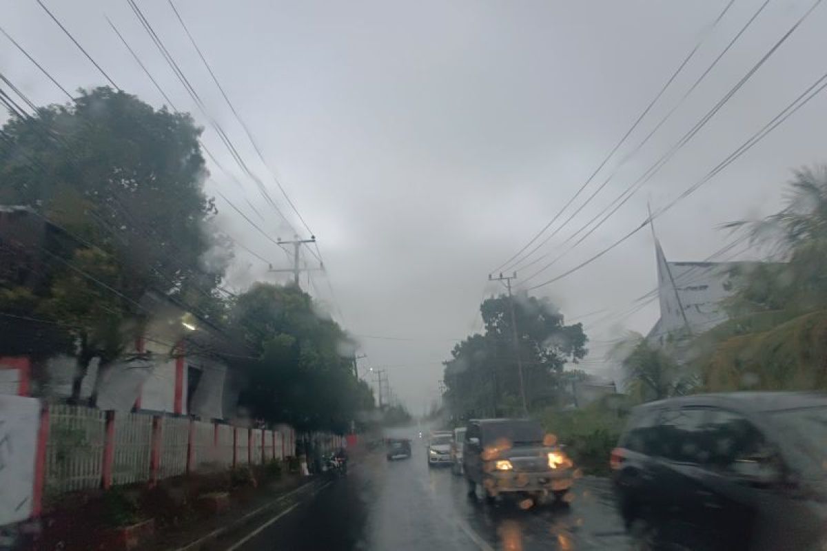BMKG Manado ajak warga waspadai potensi hujan sedang dan lebat