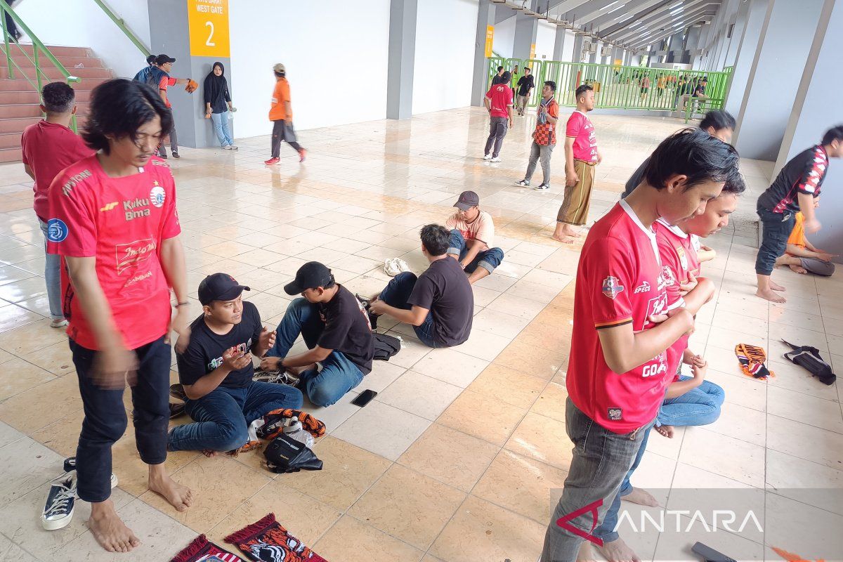 The Jakmania tetap ingat shalat saat laga Persija kontra Persib