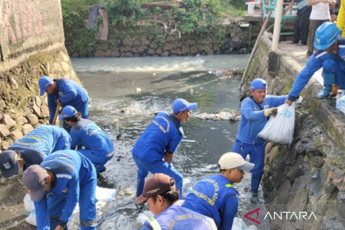 Pemkot Jaktim bersihkan saluran penghubung Batu Ampar dan Kali Induk