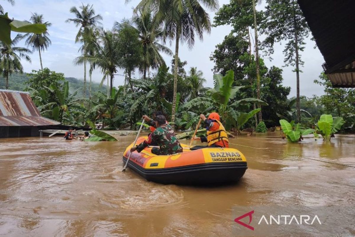 Baznas salurkan bantuan sembako korban banjir Makassar dan Maros