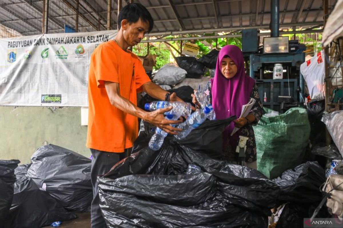 KLH dukung Jakarta terapkan sistem retribusi sampah dan insentif