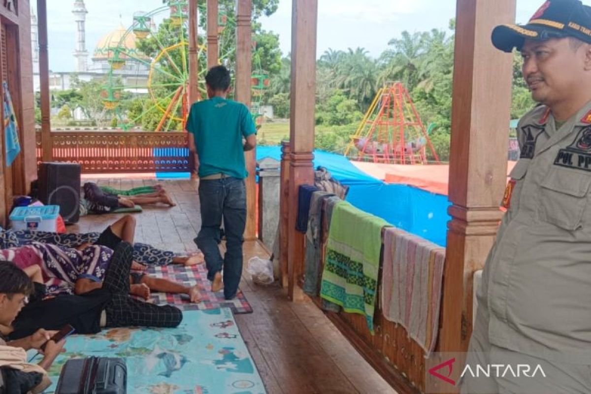 Satpol PP Mukomuko jaga aset daerah rumah adat di lokasi pasar malam