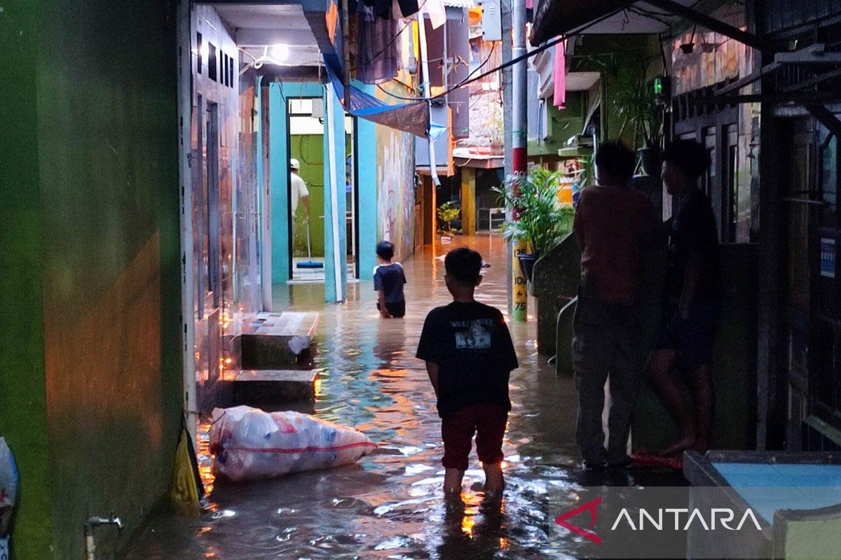 Jaktim bersihkan sampah di saluran Cakung untuk cegah banjir