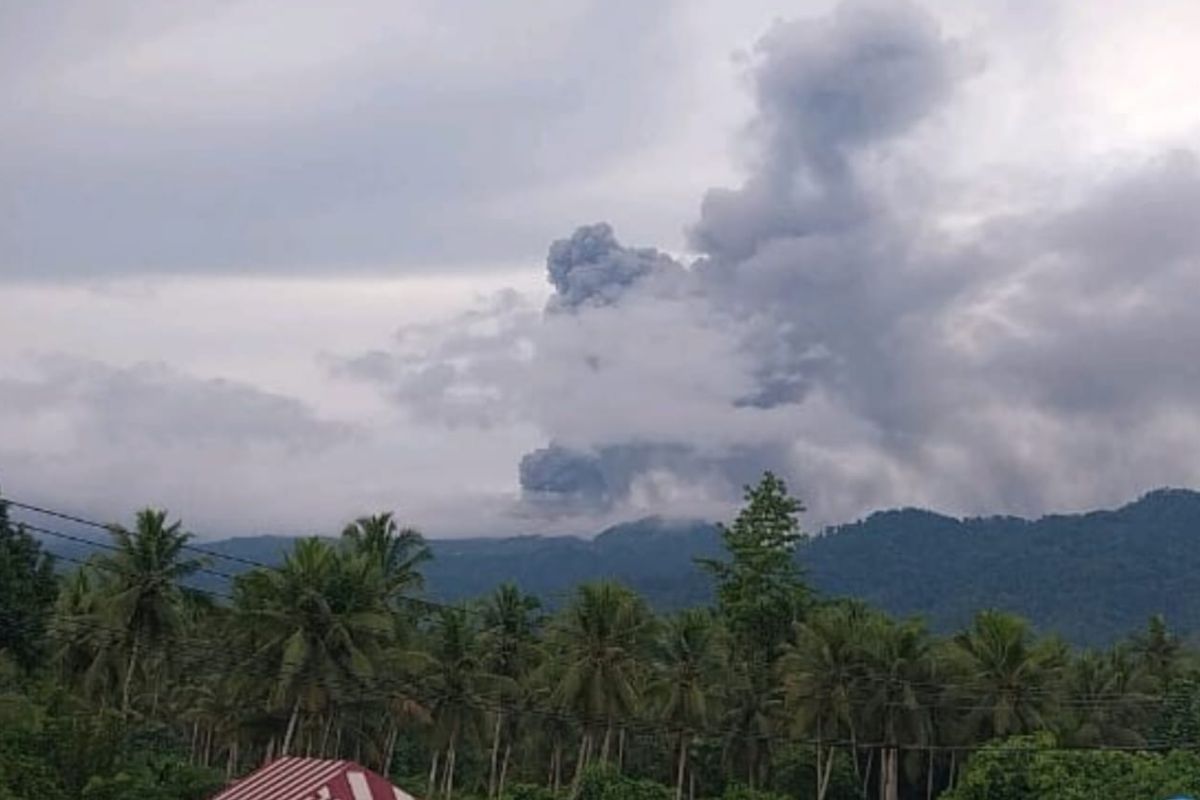 Gunung Dukono semburkan abu vulkanik setinggi 1.500 meter