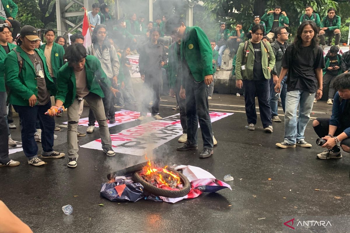 Padati kawasan Patung Kuda, mahasiswa serukan lima tuntutan