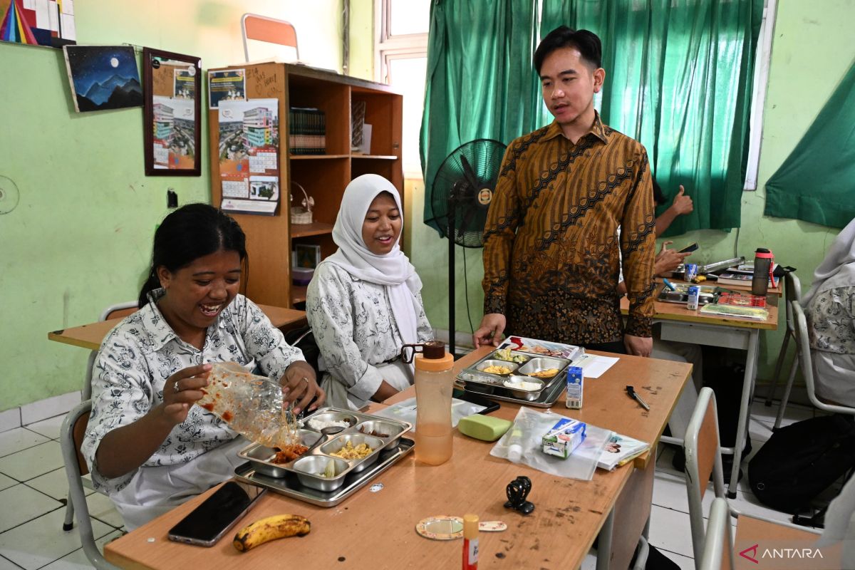 Wapres terima masukan siswa saat cek MBG di SMAN 13 Jakarta