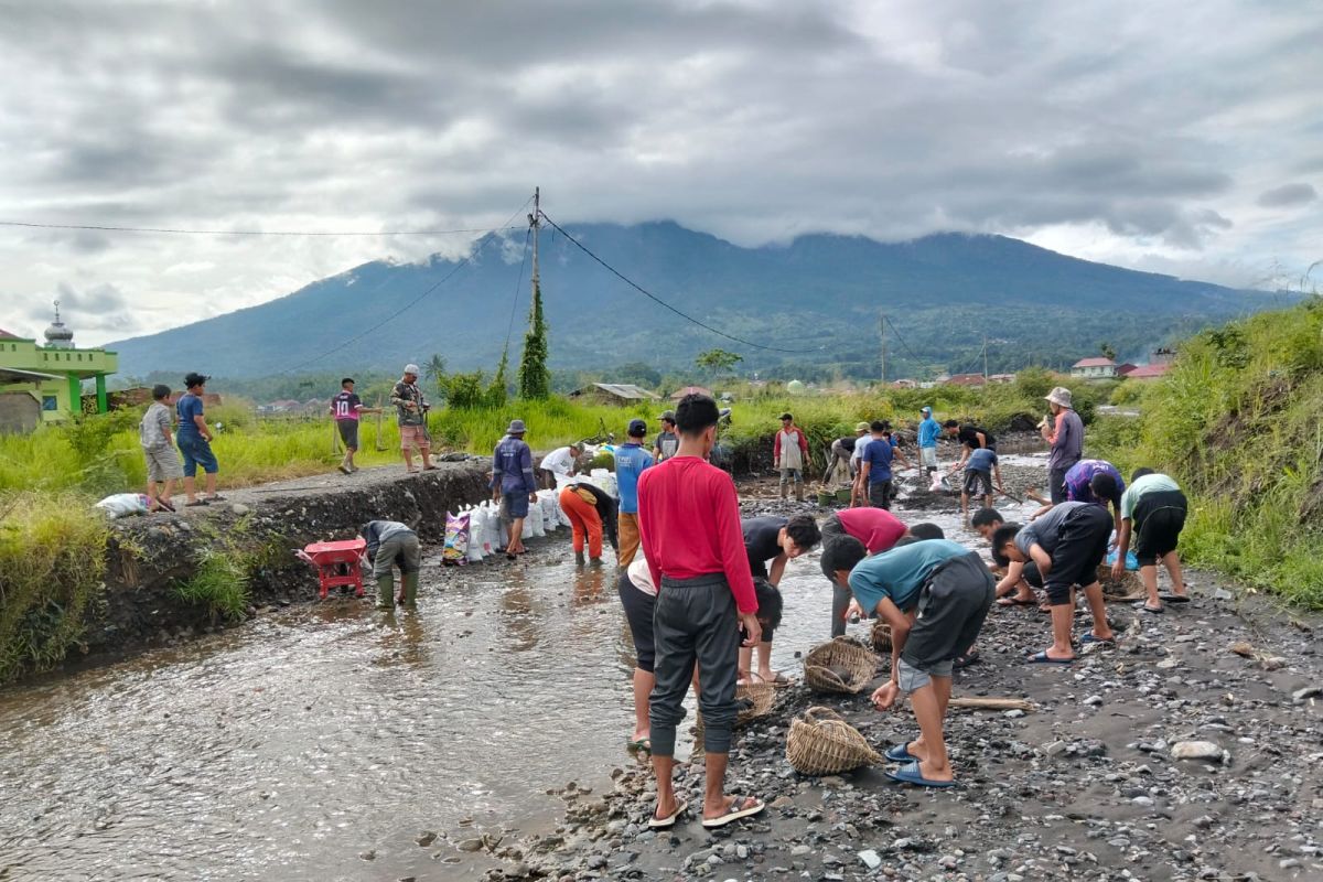 Warga lereng Marapi perkuat mitigasi bencana dampak erupsi