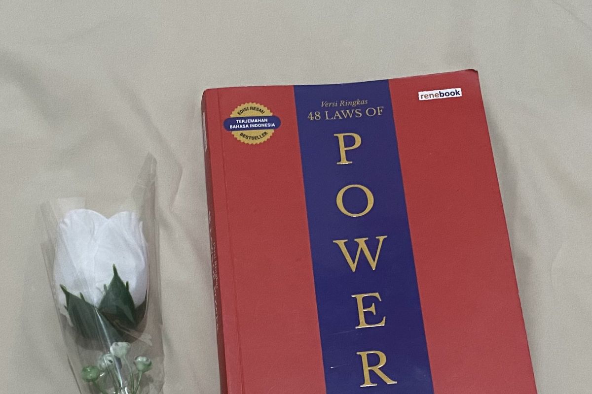 Robert Greene dalam 48 Laws of Power