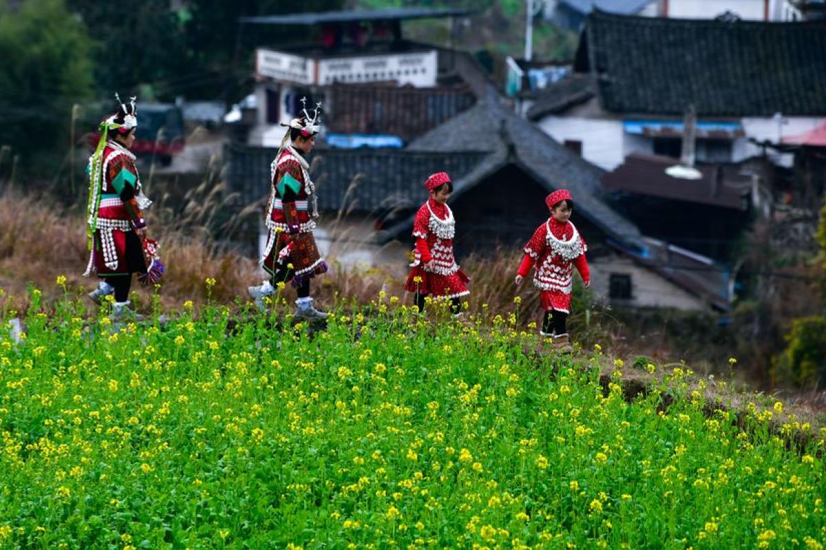 Potret saudari kembar dalam Festival Tradisional Gannangxiang di China