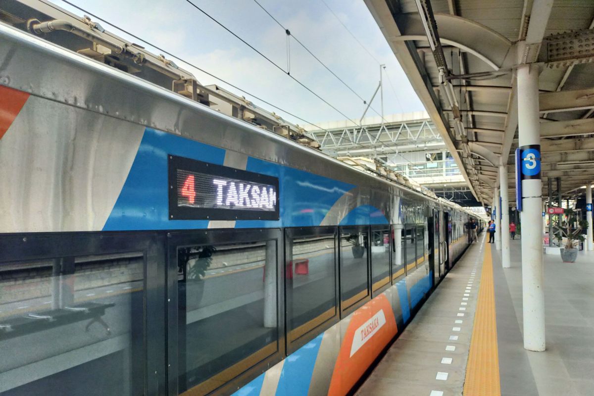 KA keberangkatan Stasiun Gambir berhenti di Stasiun Jatinegara