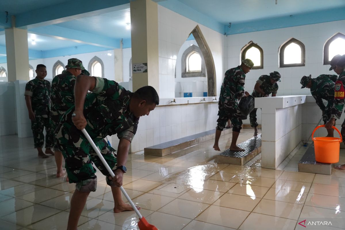 Ratusan TNI Korem Lilawangsa bersih masjid sambut Ramadhan di Aceh