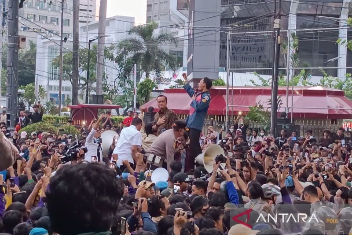 Mensesneg temui mahasiswa yang demo di depan Patung Kuda