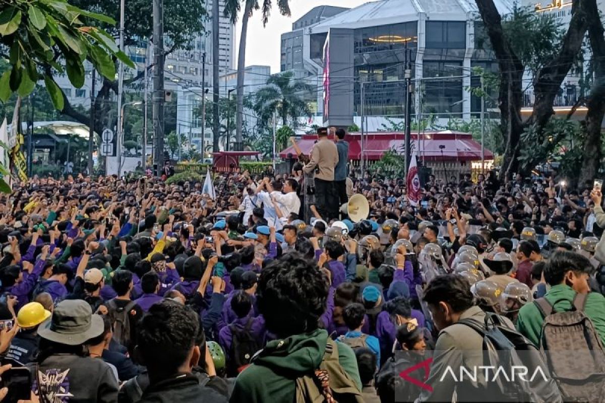 Mensesneg bersama ratusan mahasiswa bernyanyi darah juang