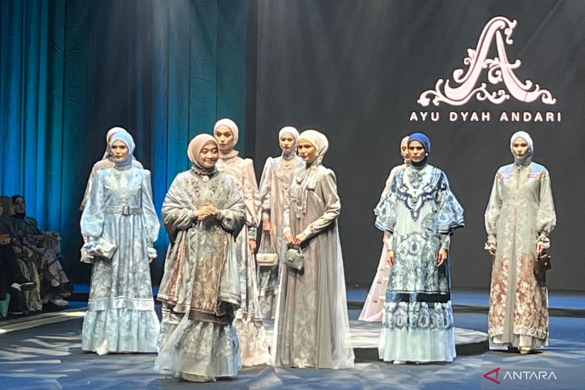 Ayu Dyah Andari bawa perpaduan kain Sasirangan ala baroque di MUFFEST