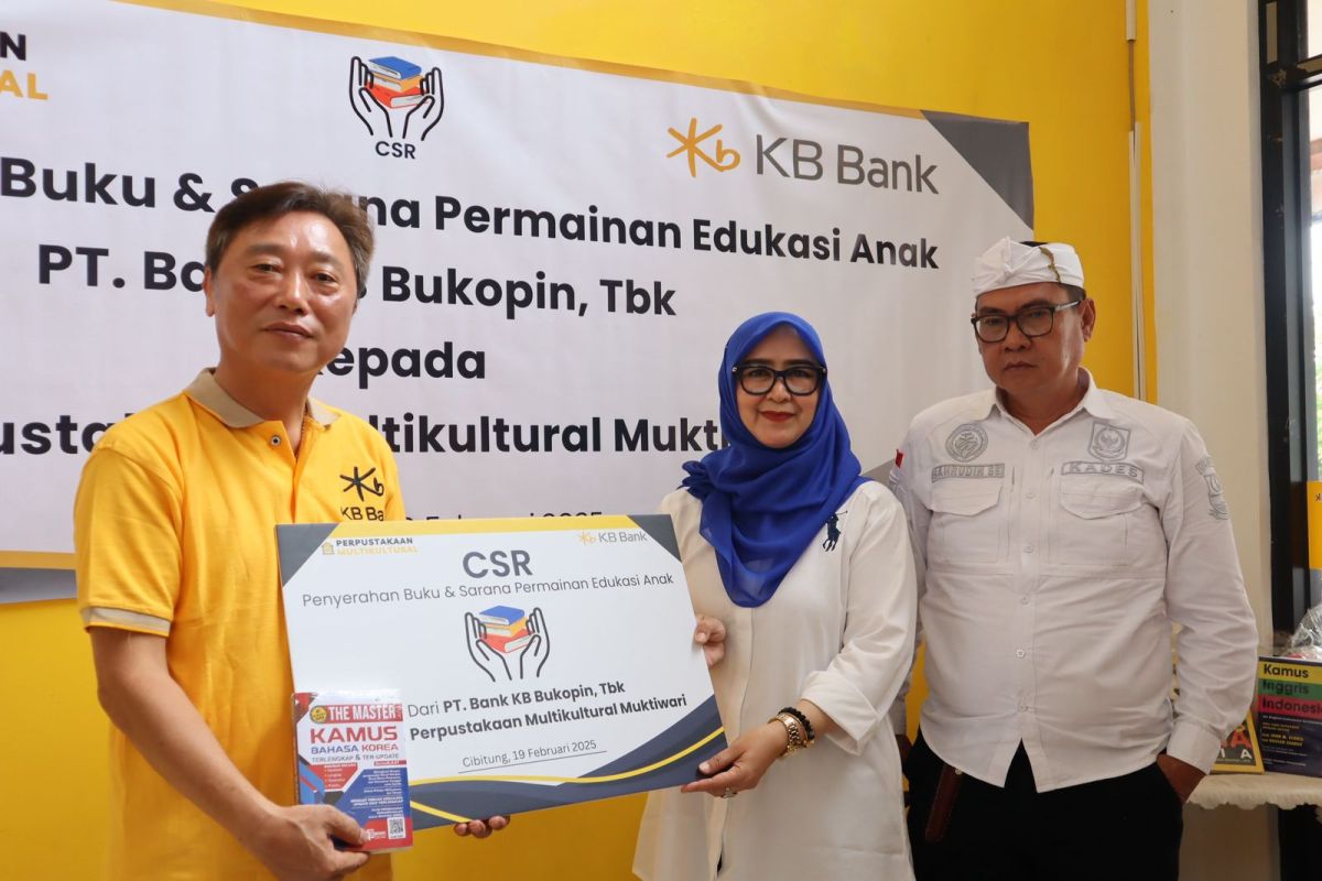 KB Bank perluas akses literasi masyarakat lewat donasi buku di Bekasi