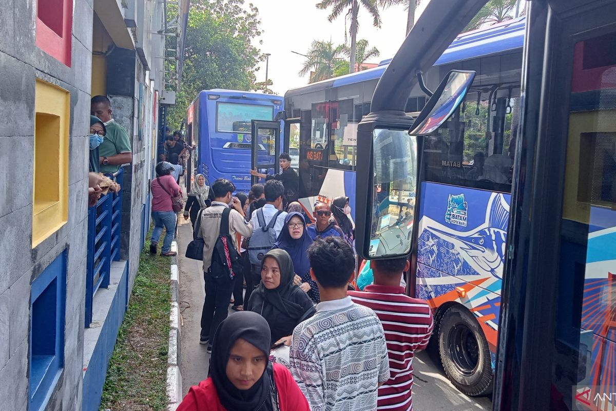 Penumpukan penumpang akibat Bus Trans Batam harus antre BBM