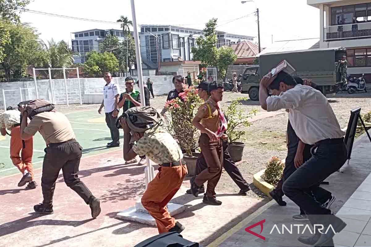 Seratusan pelajar SMA ikuti simulasi mitigasi gempa tsunami