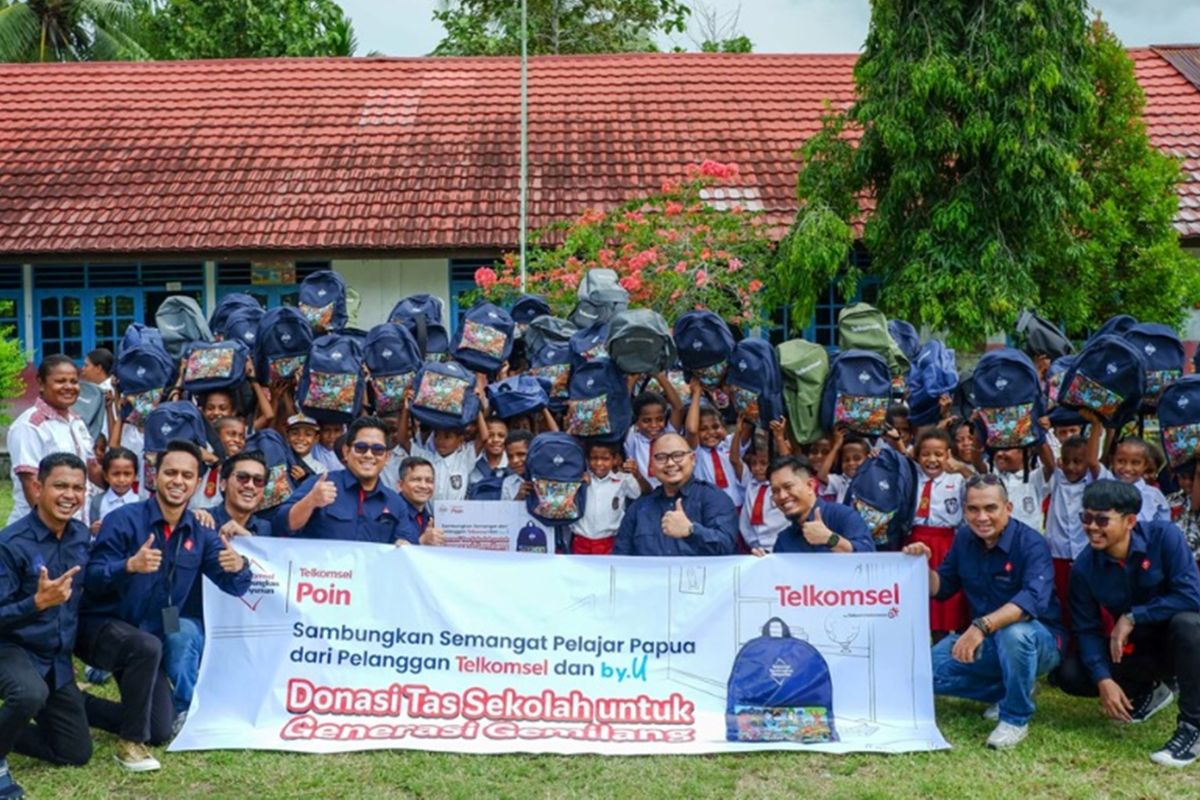 Ribuan anak terima donasi tas sekolah dari Telkomsel