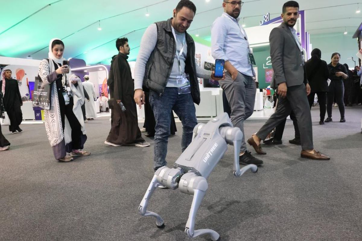 Robot anjing China curi perhatian dalam pameran media Arab Saudi