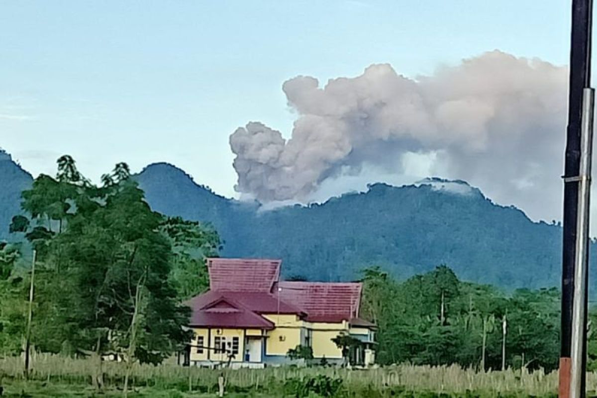 Gunung Dukono di Halut kembali semburkan abu vulkanik 