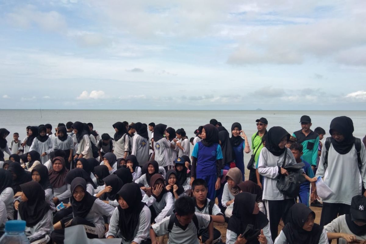 Sebanyak 1.200 siswa bersihkan pantai pada Hari Peduli Sampah Nasional