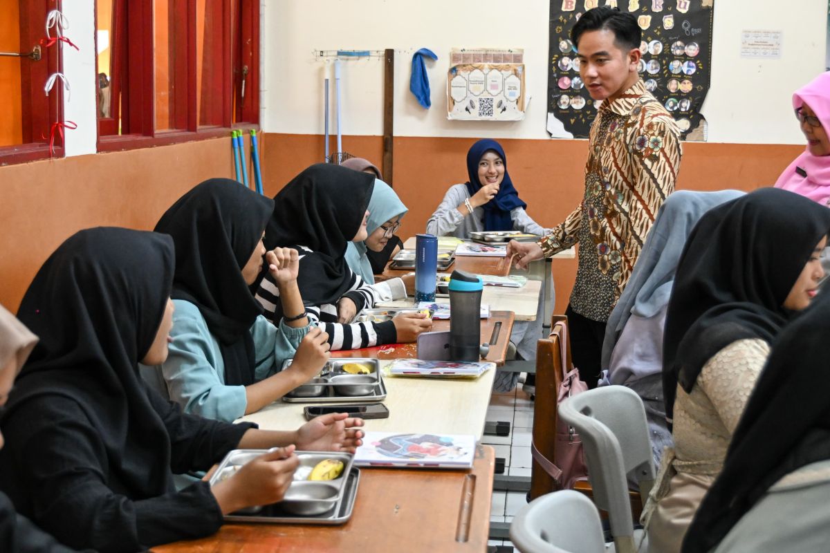 Tinjau MBG di SMKN 48 Jakarta, Wapres ingatkan standar gizi seimbang