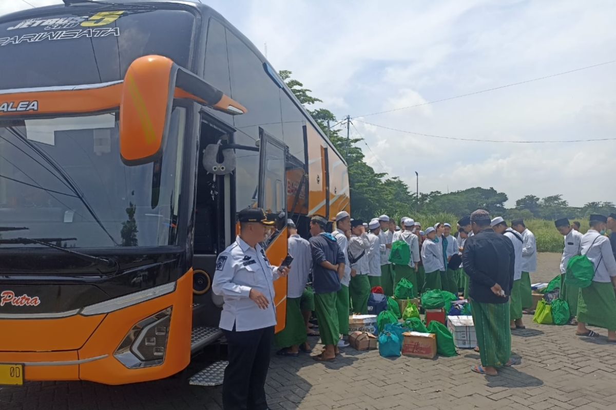 Pemkab Gresik fasilitasi mudik gratis untuk santri