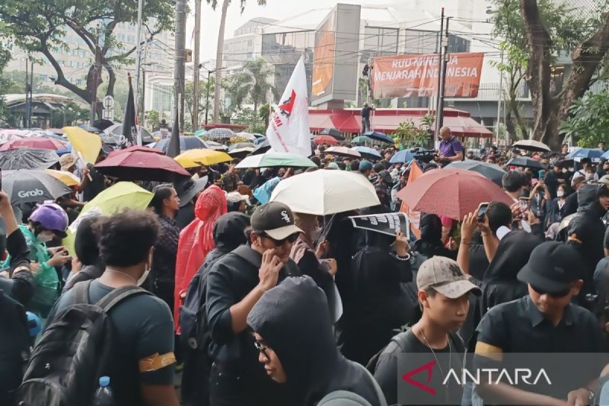 Massa di Patung Kuda tetap bertahan meski diguyur hujan