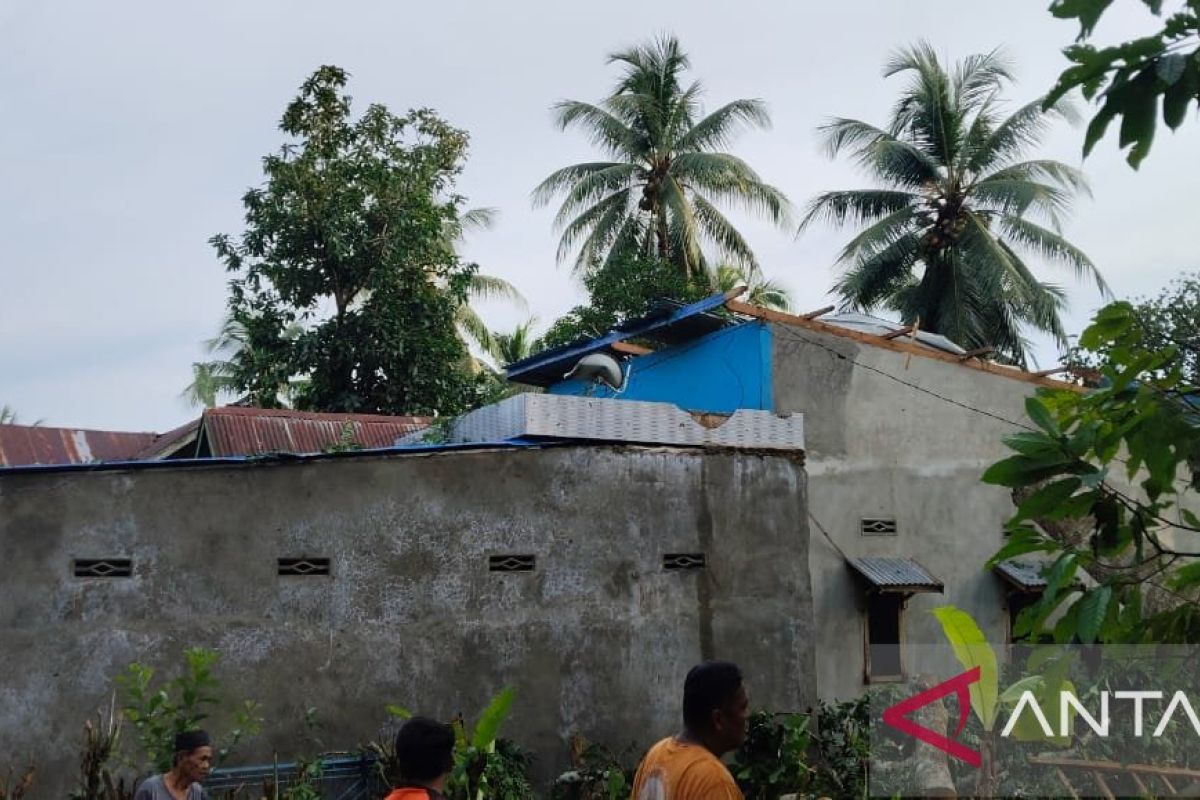 BNPB: 42 unit rumah warga rusak akibat angin kencang di Indramayu