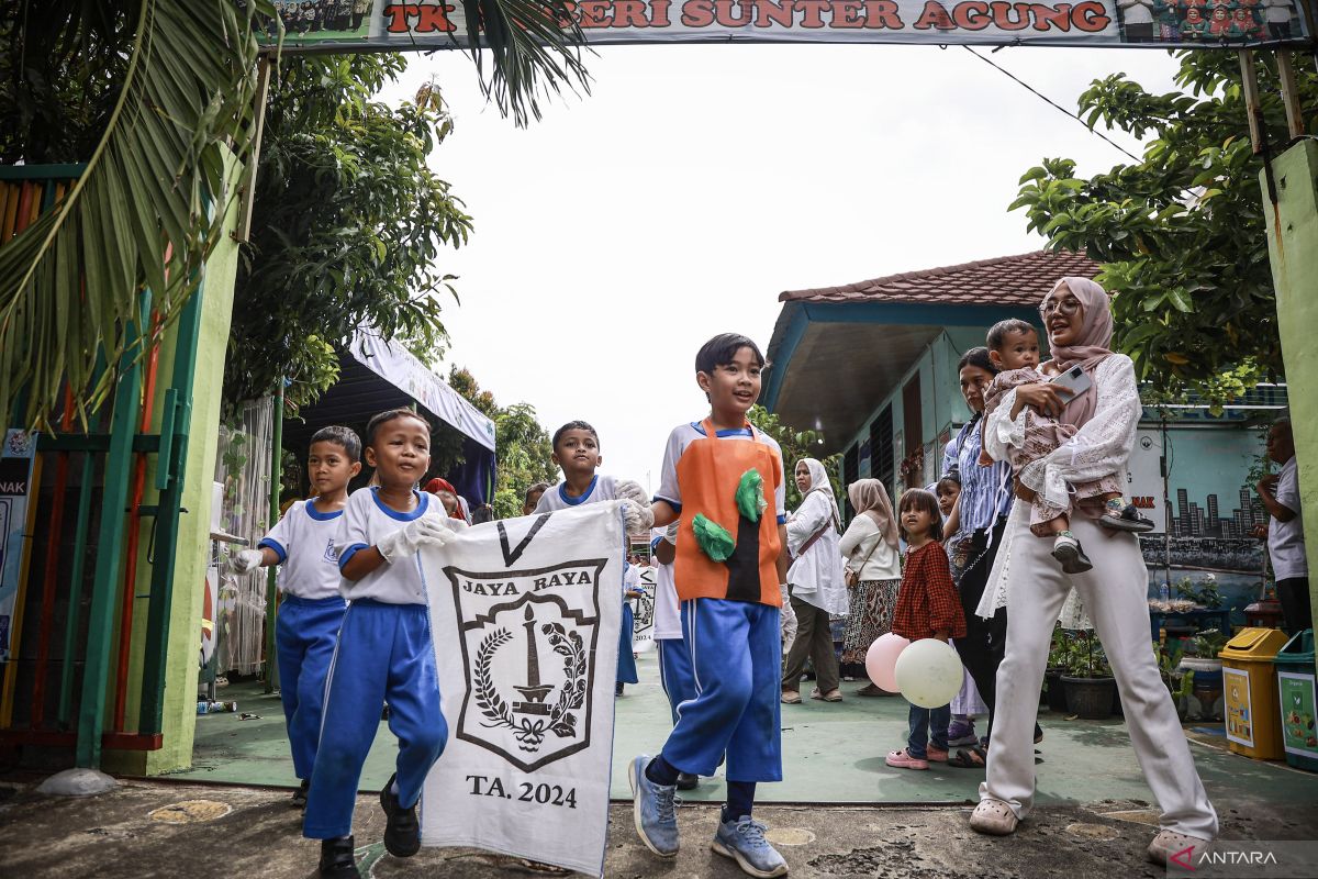 Environment minister to guide schools on waste management