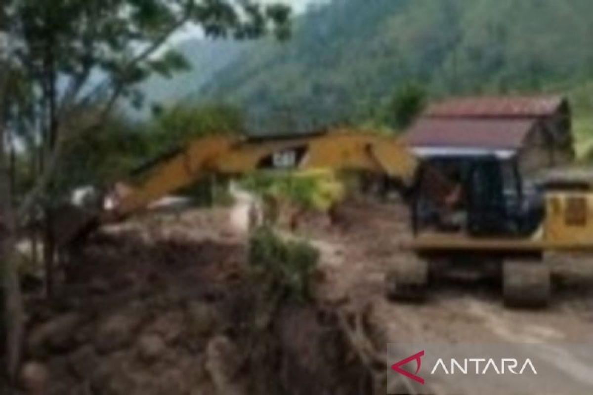 Longsor di Humbang Hasundutan, alat besar dikerahkan