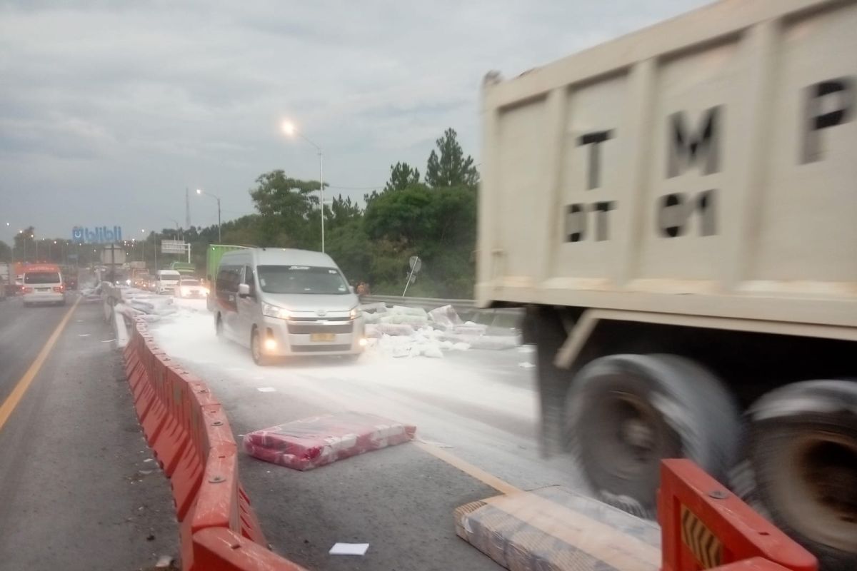 Kecelakaan beruntun di Tol Cipularang karena pengereman truk