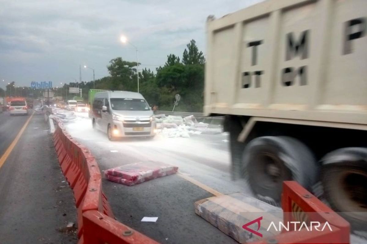 Kecelakaan beruntun di Tol Cipularang karena pengereman truk