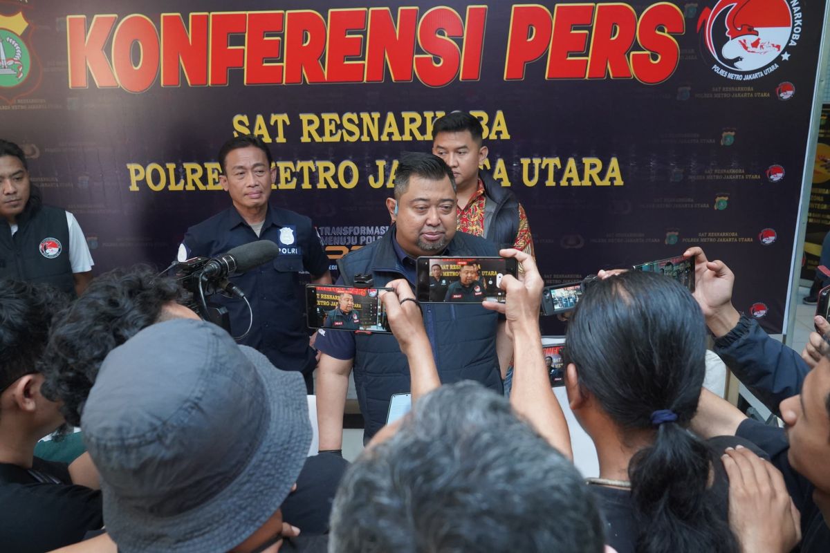 Polisi tangkap dua pria karena miliki sabu seberat 1,7 kg di Jakut