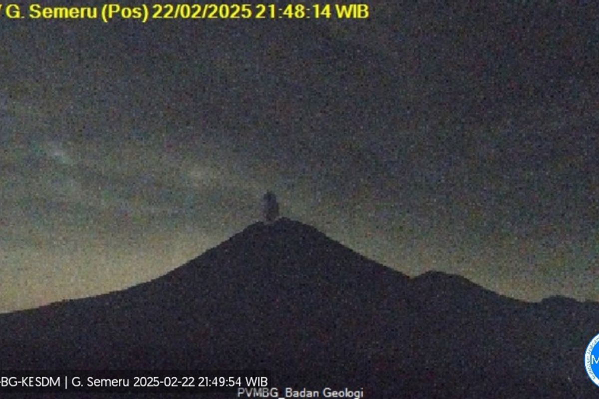 Gunung Semeru erupsi dengan letusan setinggi 700 meter di atas puncak