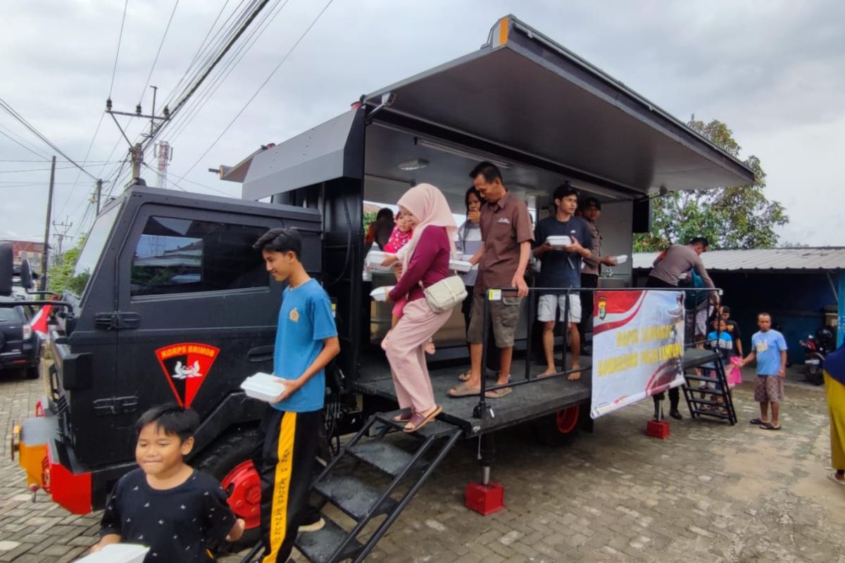 Polda Lampung dirikan dapur lapangan bantu warga terdampak banjir 