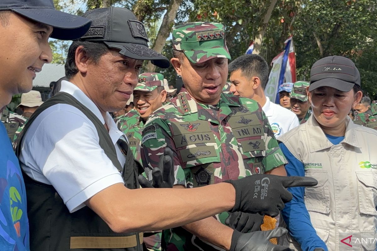 Environment minister, TNI commander lead beach clean-up in West Java