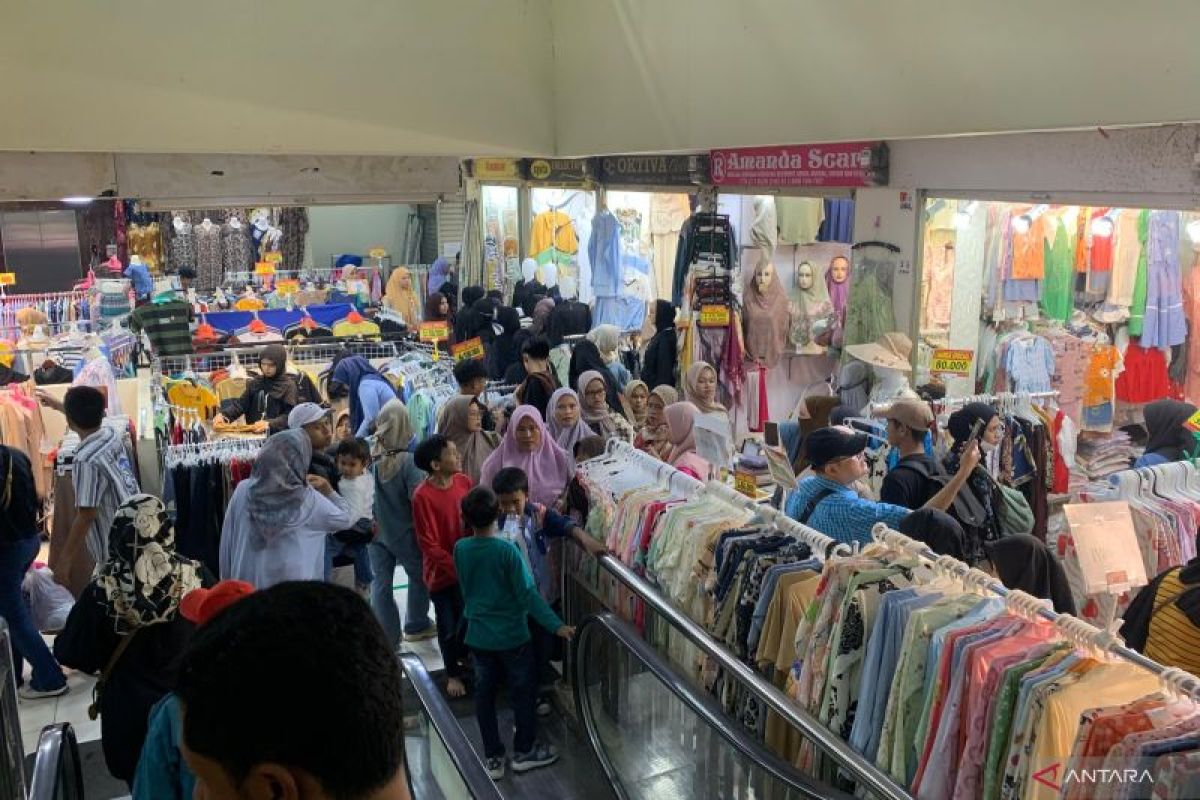 Pasar Tanah Abang dipadati pembeli menjelang Ramadhan