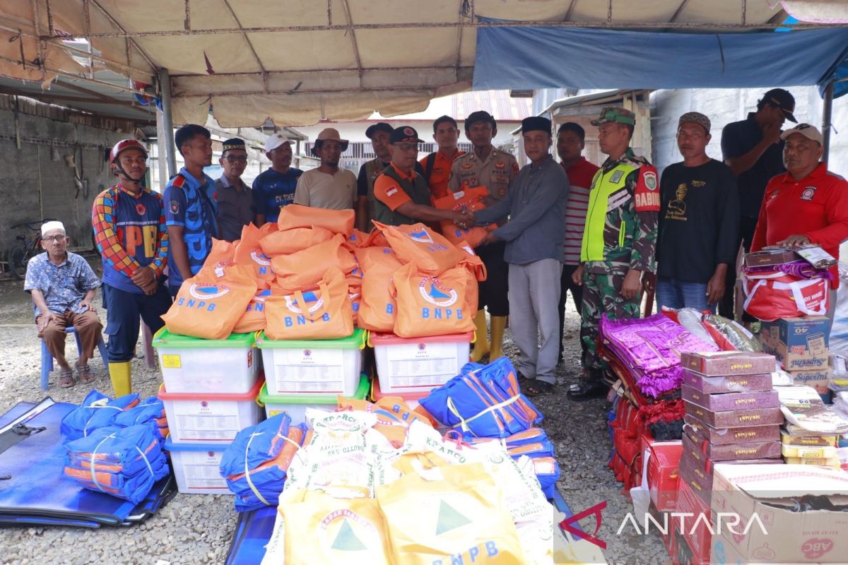 Pemkab Aceh Barat salurkan bantuan untuk 42 korban erosi sungai di Meutulang