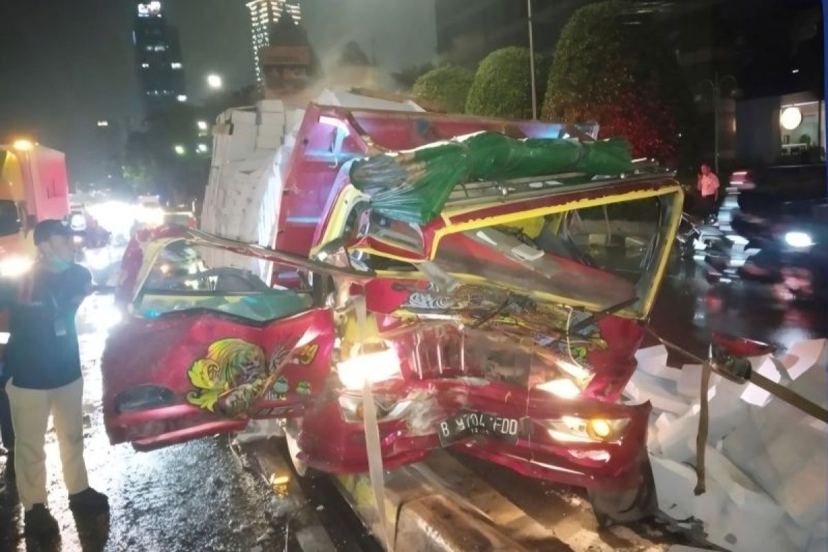 Satu orang tewas dalam kecelakaan truk di depan Gedung Bidakara