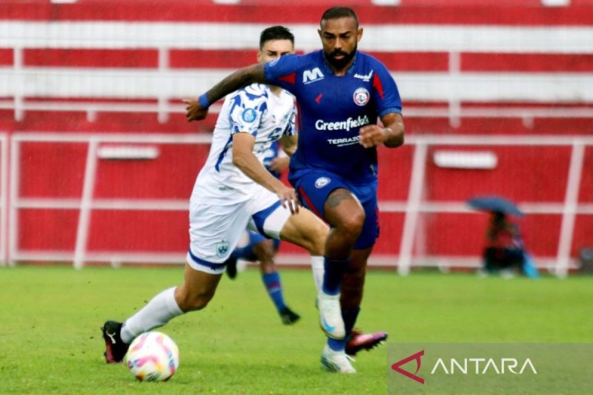 Ze Gomes sebut kondisi lapangan sebabkan Arema gagal kalahkan PSIS