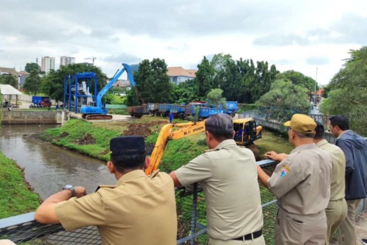 Pemkot Jaksel keruk lumpur Waduk Lebak Bulus untuk tangani banjir