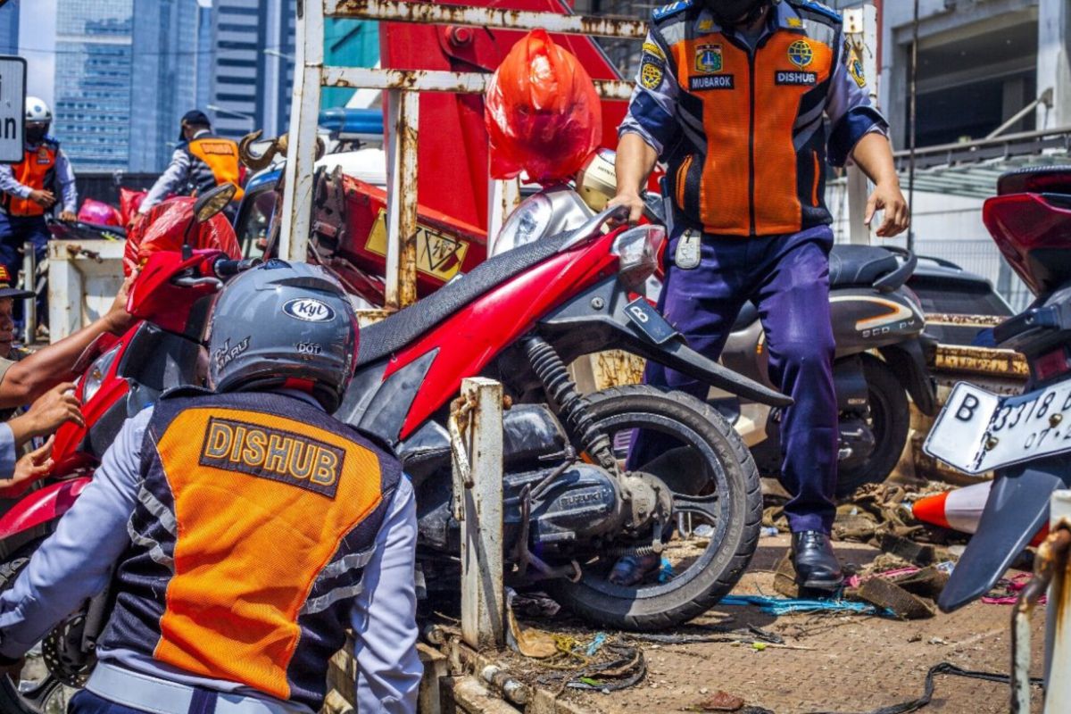 Sudinhub Jaksel tertibkan kendaraan yang parkir liar di Setiabudi