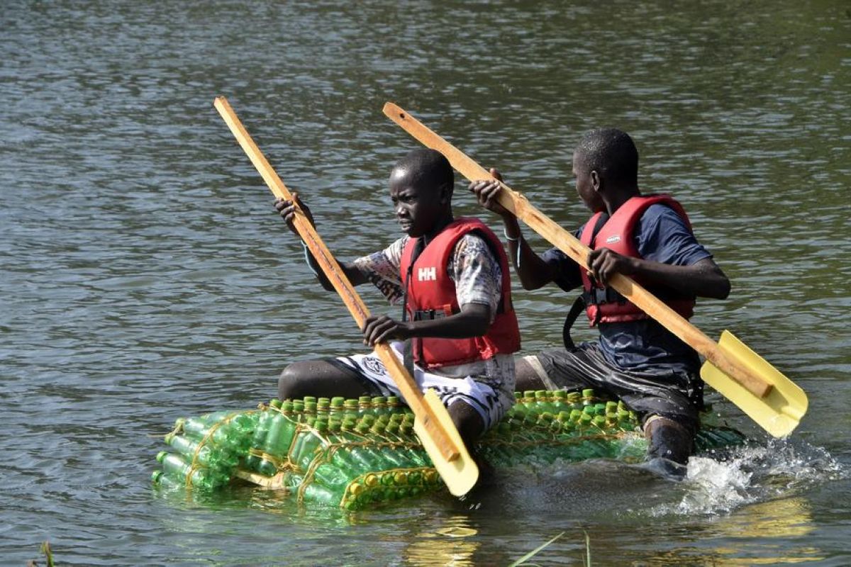 Menilik uniknya ajang balap perahu manfaatkan limbah plastik di Uganda